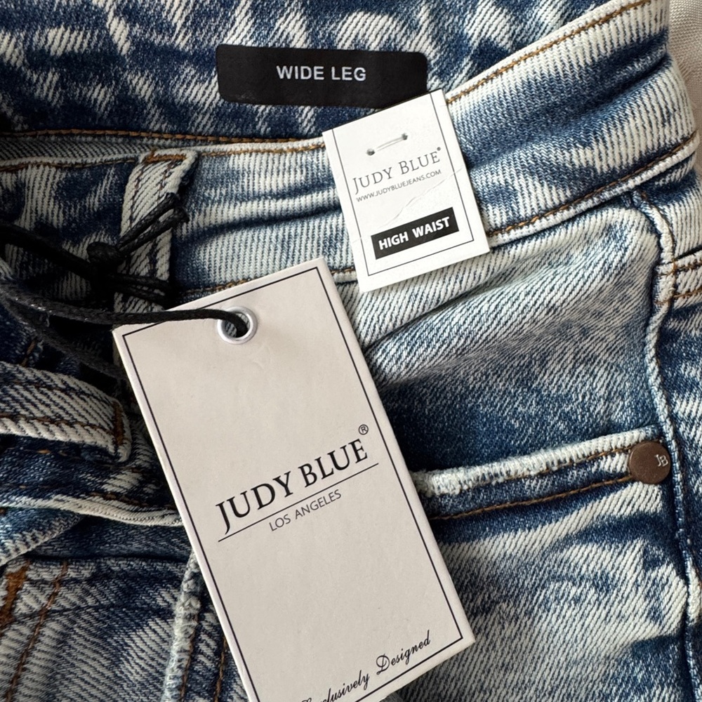 Judy Blue Light Acid Wash Wide Leg Jeans - Picture 7 of 10